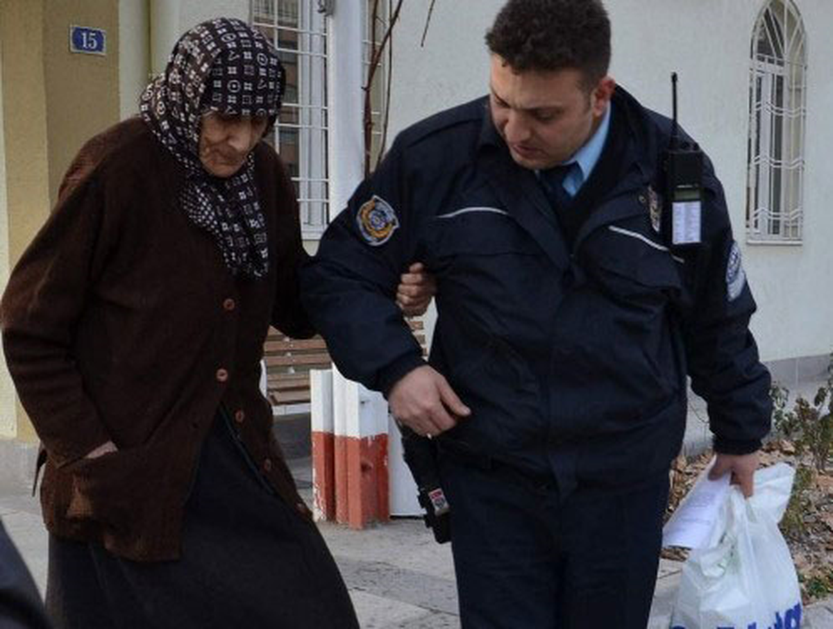 Kayseri\'de 91 Yaşındaki Kadını Evden Attılar