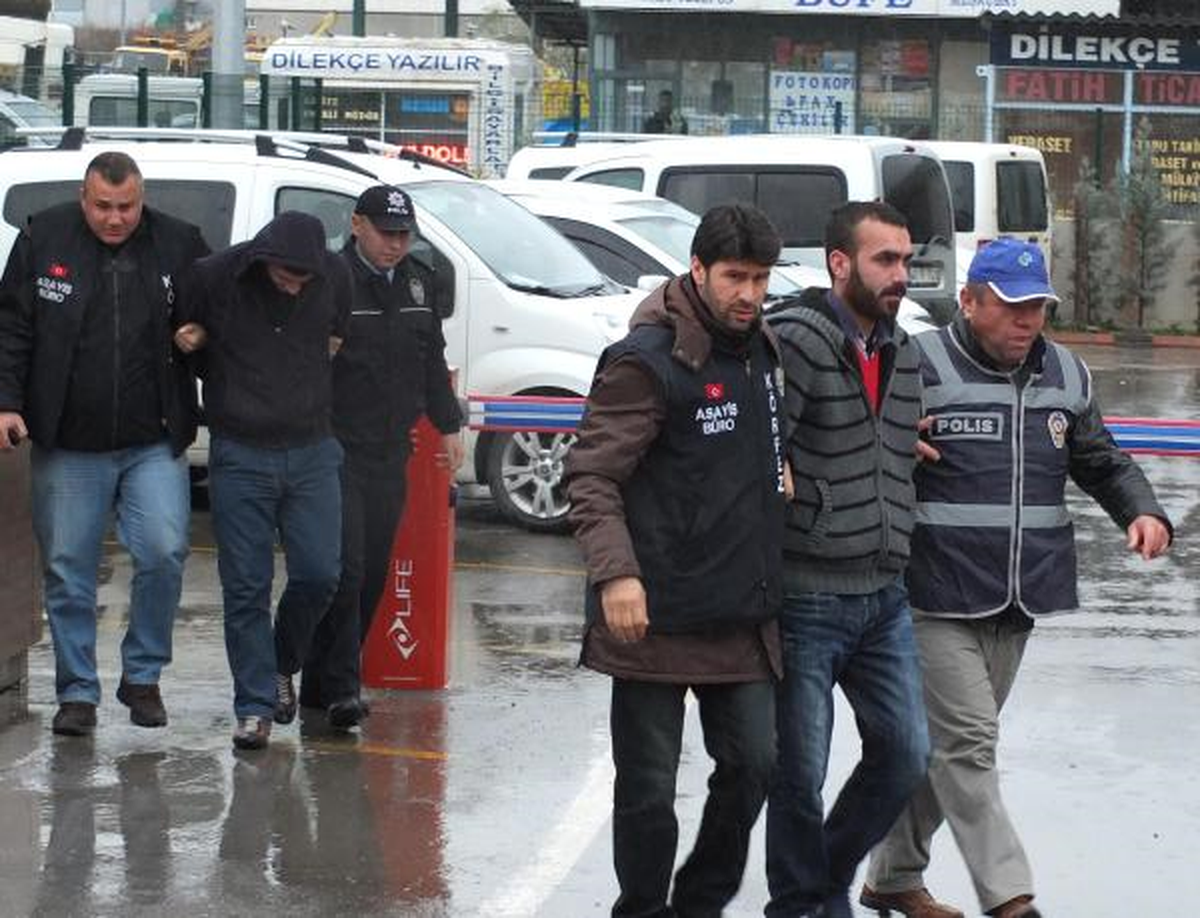 Otomobil Gaspeden 4 Kişi Kaza Yapınca Yakalandı
