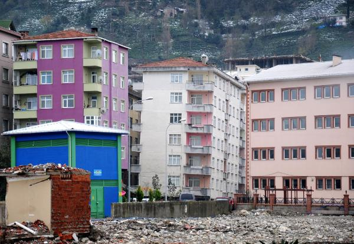 Rize'de Her Geçen Gün Eğimi Artan Binalar Korkutuyor