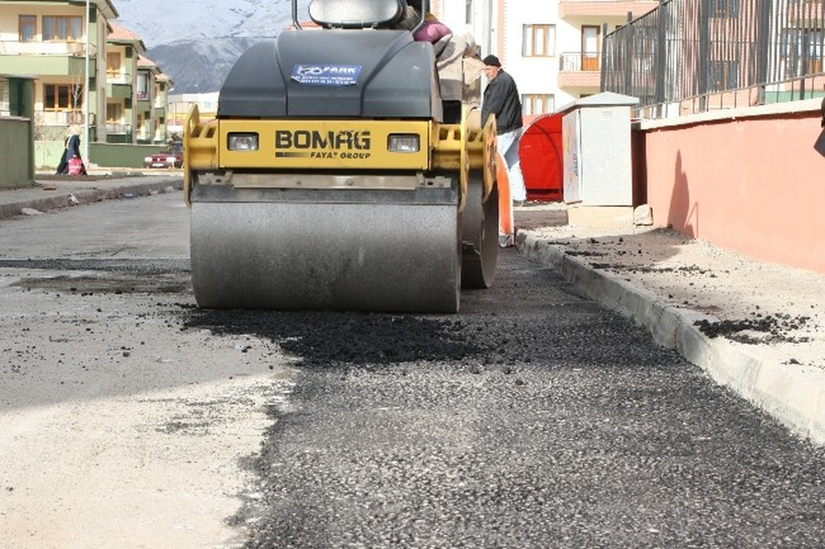Soğuk Havaya Rağmen Asfalt Çalışmaları Devam Ediyor