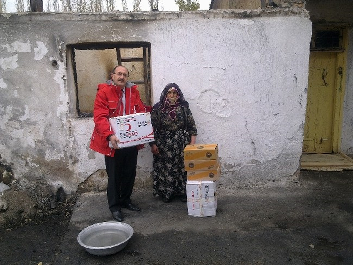 Sütpınar Köyünde Evi Yanan Aileye Türk Kızılay\'ından Yardım Eli