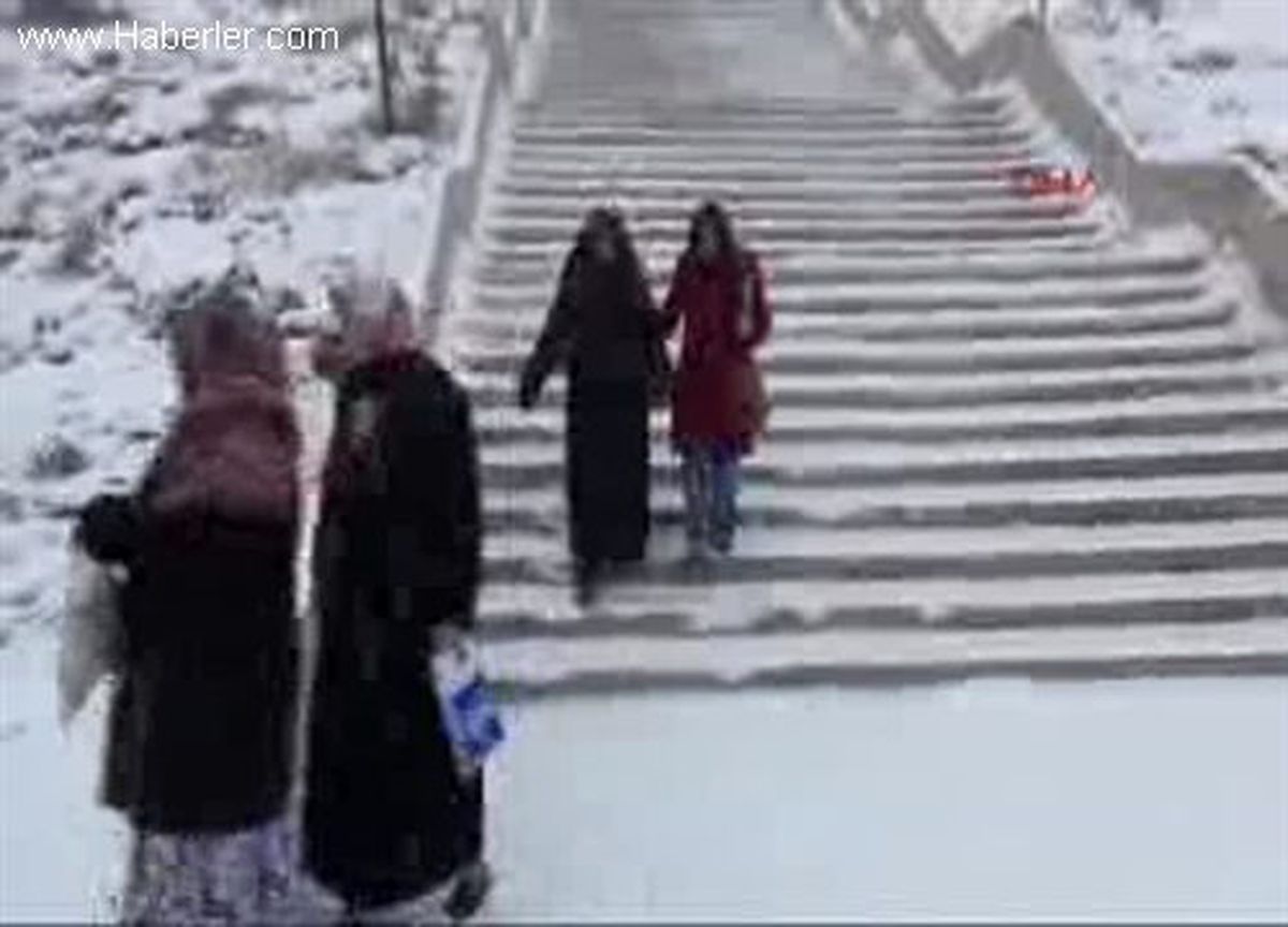 TOKİ\'li Kadınların Tencere Tavalı Yol Eylemi