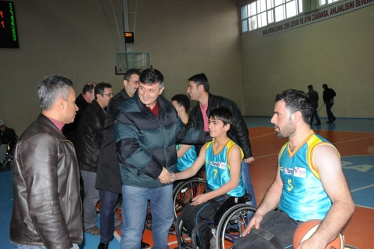 Vali Engellileri Yalnız Bırakmadı