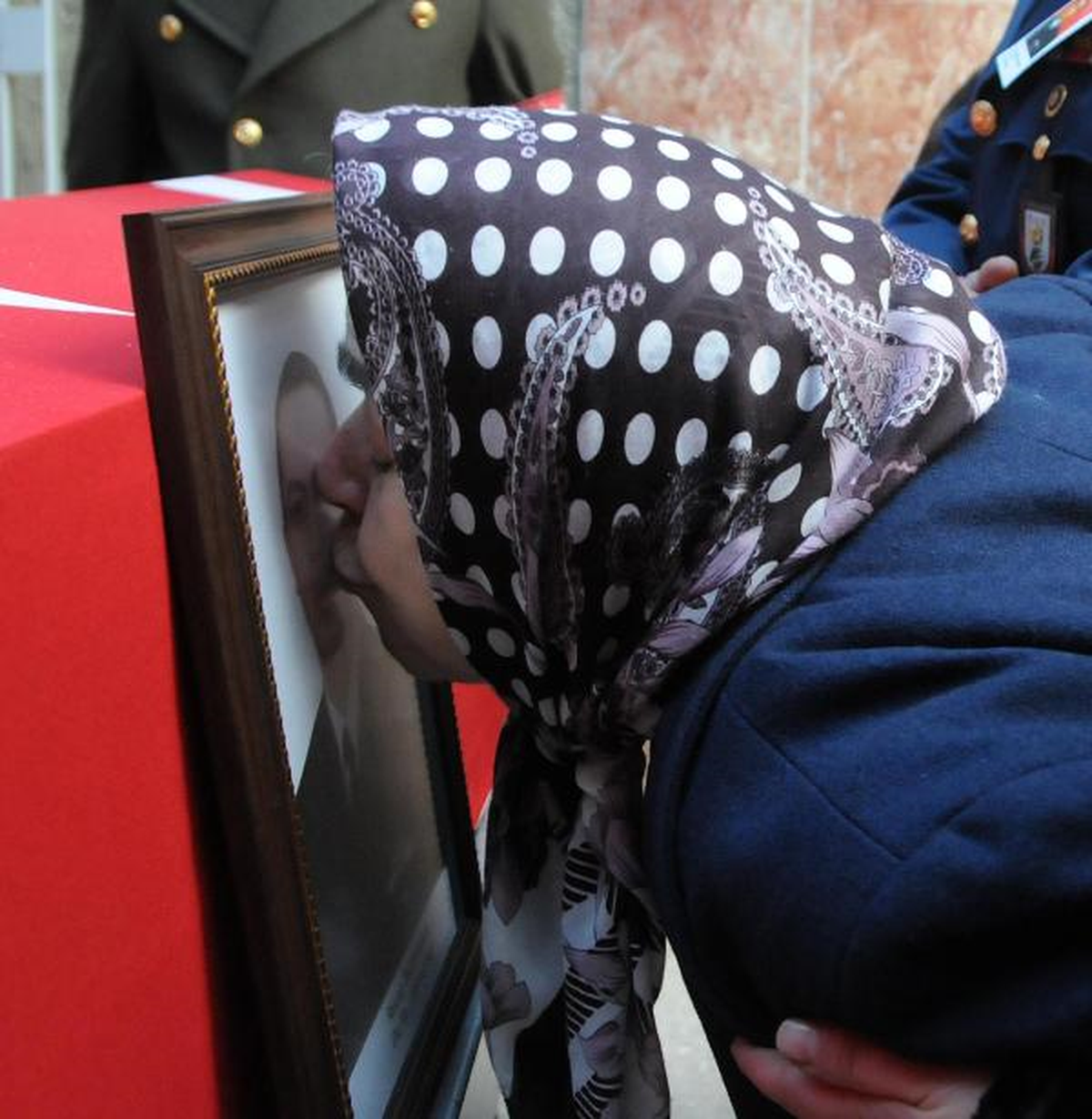 Yarbay Kalbine Yenildi