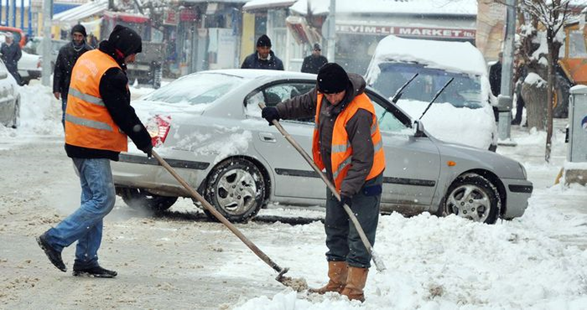 Yerköy\'de Kar Yağışı Trafiği Olumsuz Etkiliyor