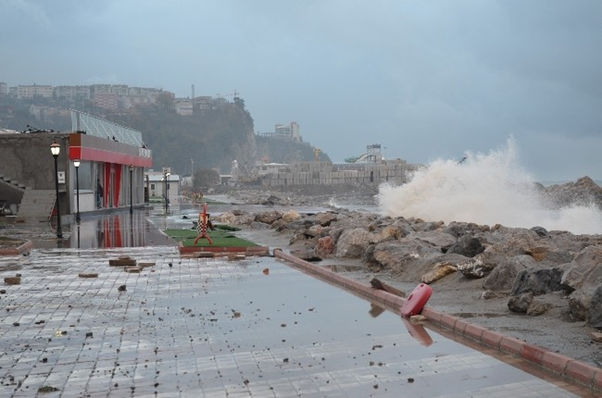 Zonguldak\'ta Dev Dalgalar Parka ve Kafeteryaya Zarar Verdi