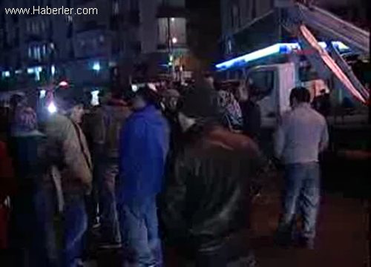 4 Gündür Elektrik Kesintisi Yaşayan Mahalleli, Yolu Trafiğe Kapattı