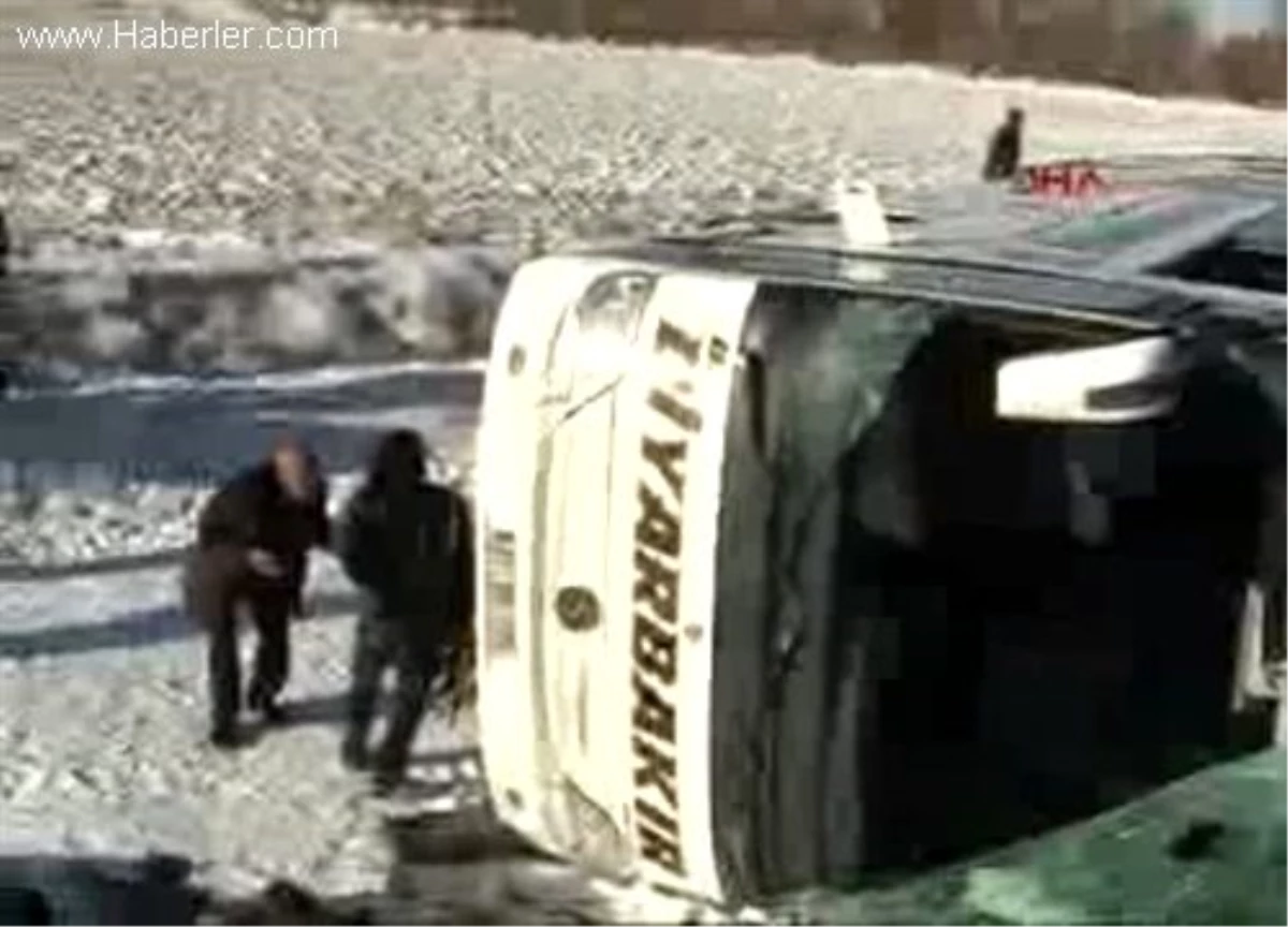 Aksaray\'da Buzlanma Nedeniyle Yolcu Otobüsü Devrildi 15 Yaralı