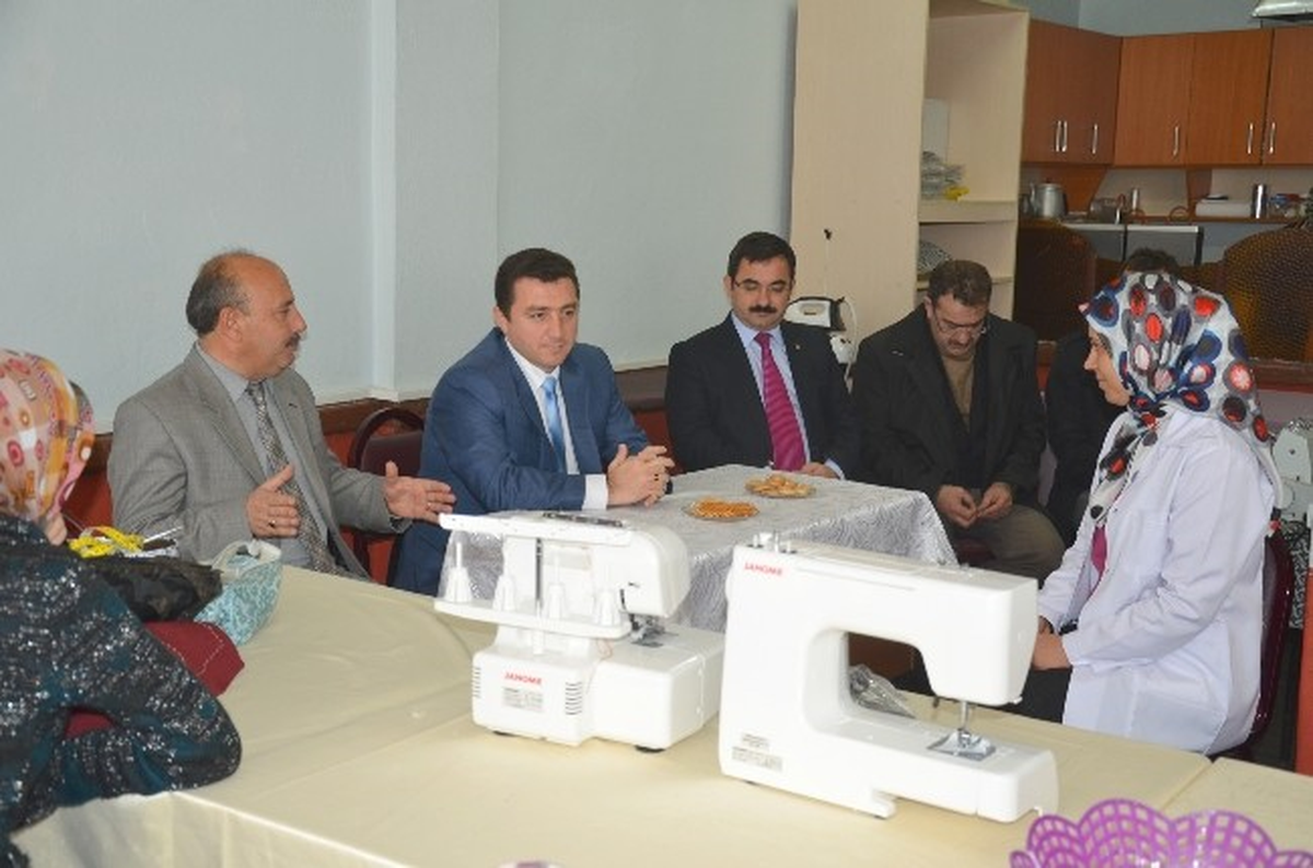Bakıcı, Dikiş ve Overlok Makinesi Hediye Etti