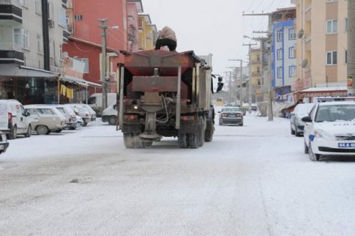 Beykoz\'da Kar Küreme ve Tuzlama Çalışmaları
