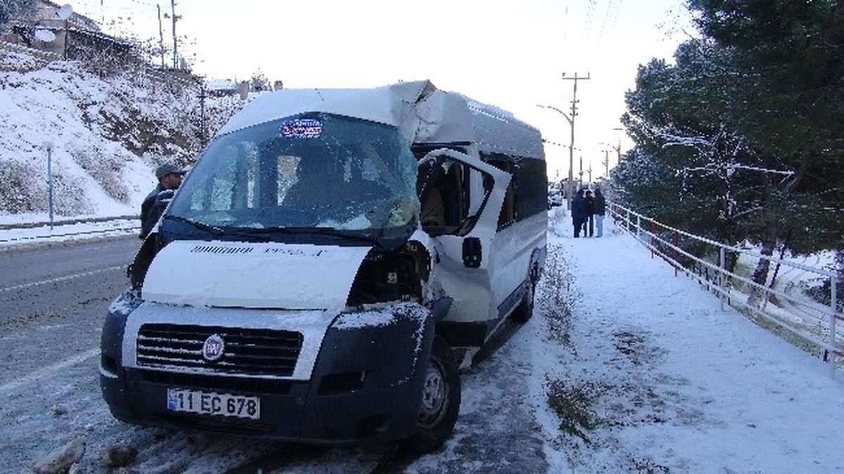 Bilecik\'te Servis Minibüsü Kaza Yaptı, 12 Yaralı