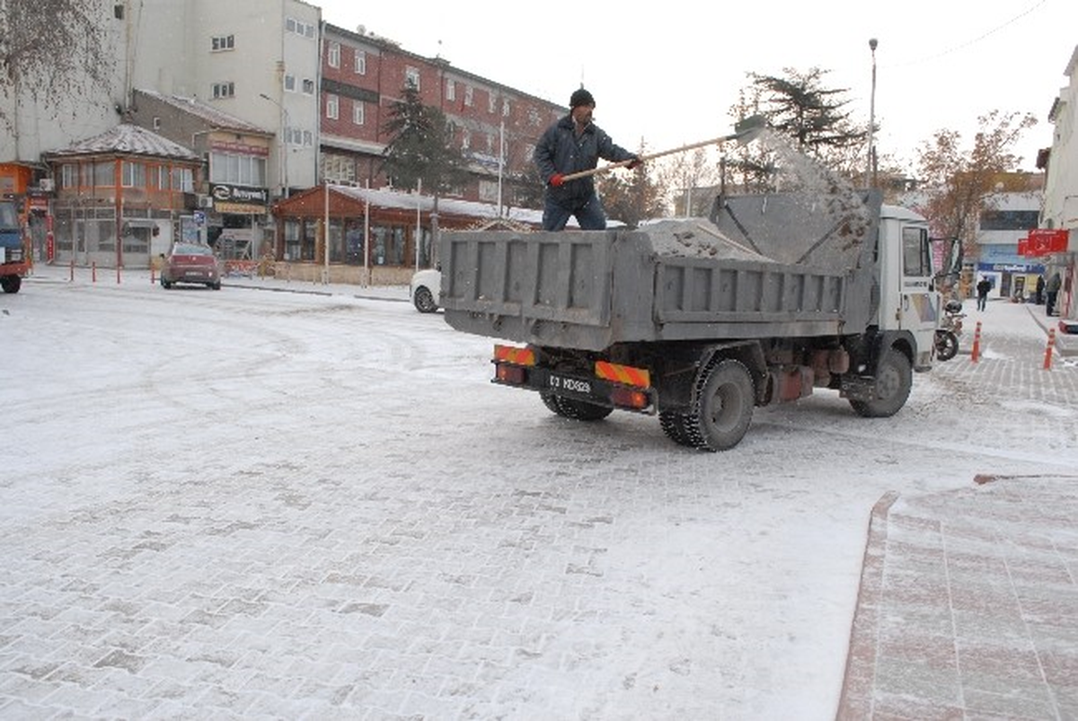 Bolvadin\'de Kar Yağışına Karşı Gerekli Tedbirler Alındı
