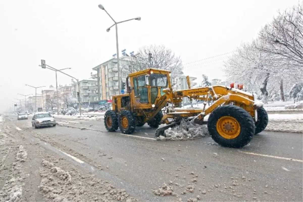 Büyükşehir Belediyesi\'nden Kar Yağışına Anında Müdahale