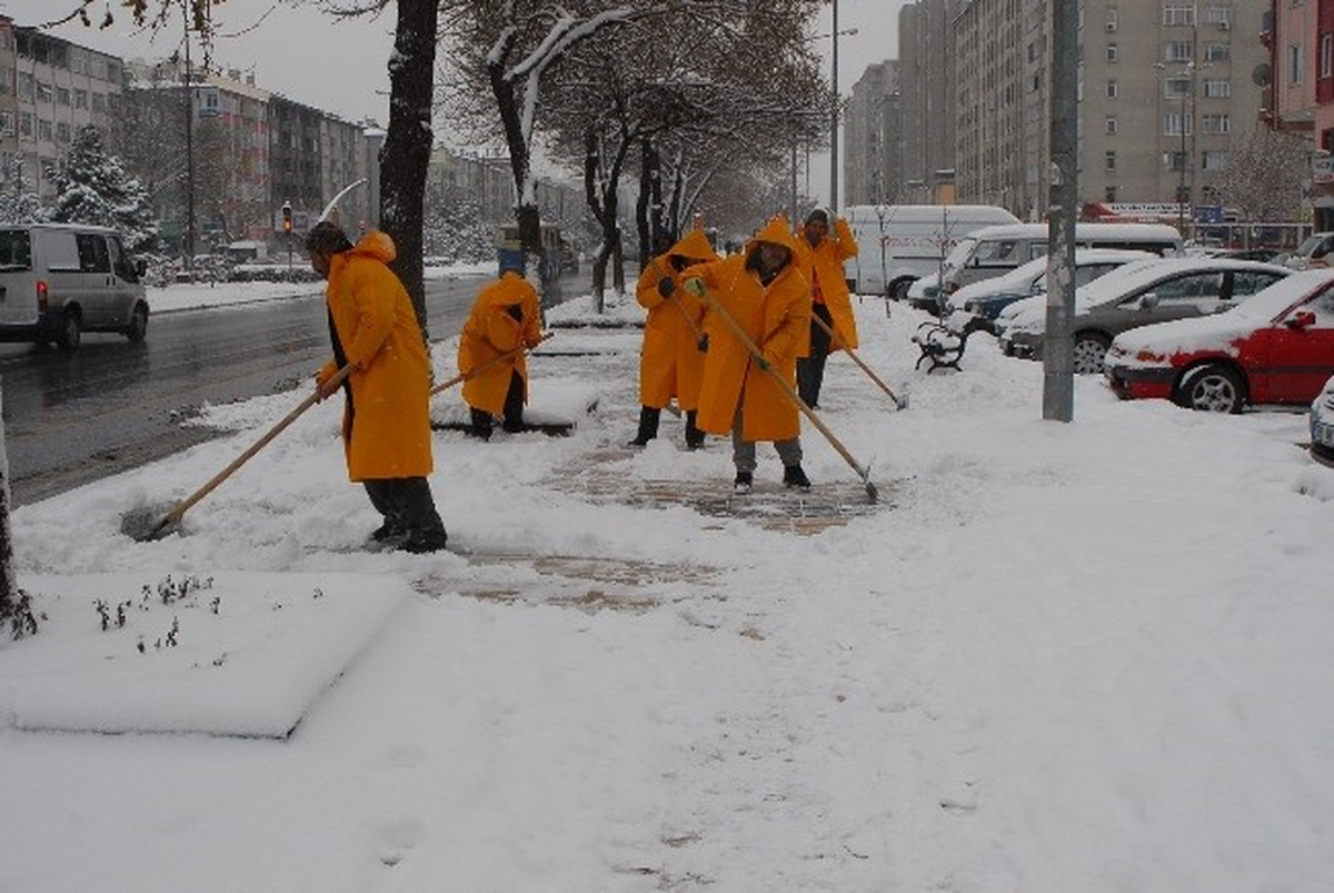 Büyükşehir Yolları Açtı