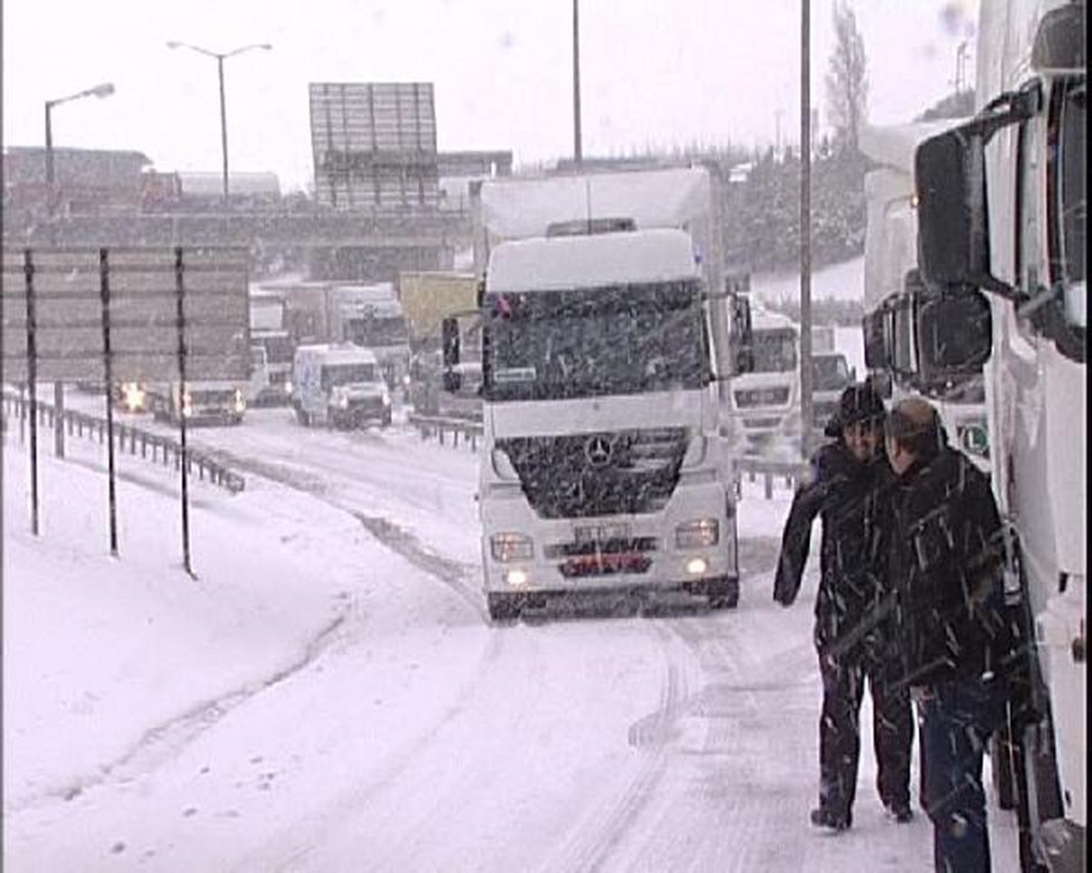 Buz Tutan Yollar Sürücülere Zor Anlar Yaşattı