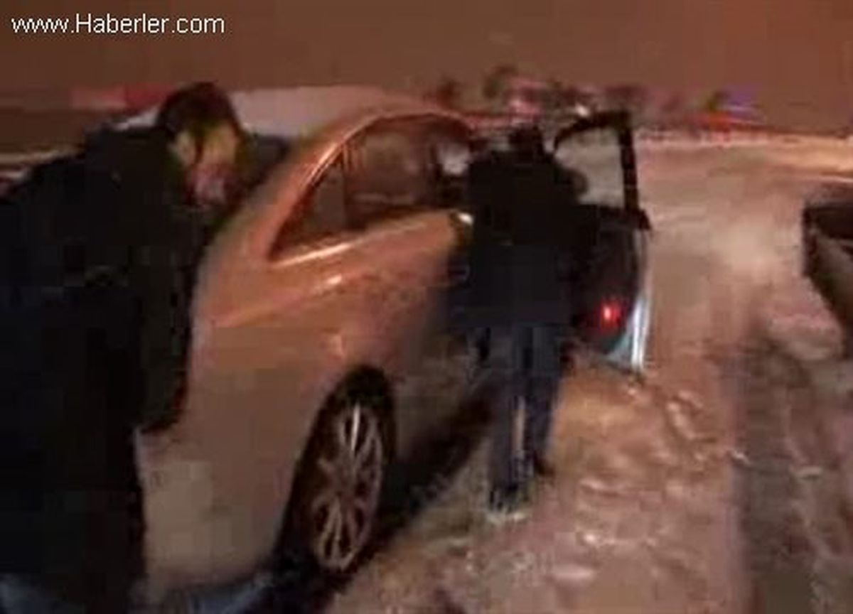 Buzlanan Yolda Kaldılar, Trafik Felç Oldu