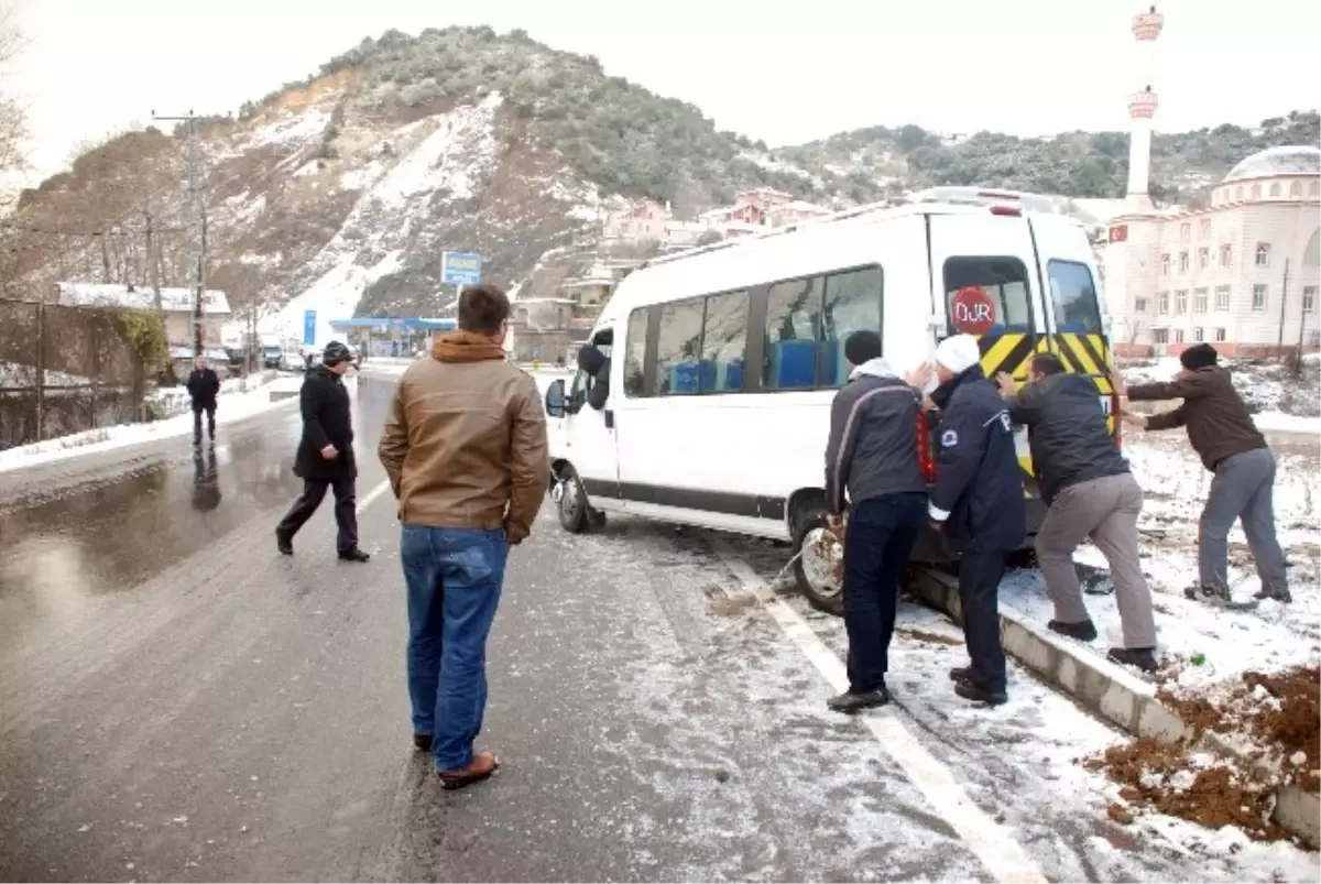 Buzlanan Yolda Kayan Öğrenci Servisi Takla Attı