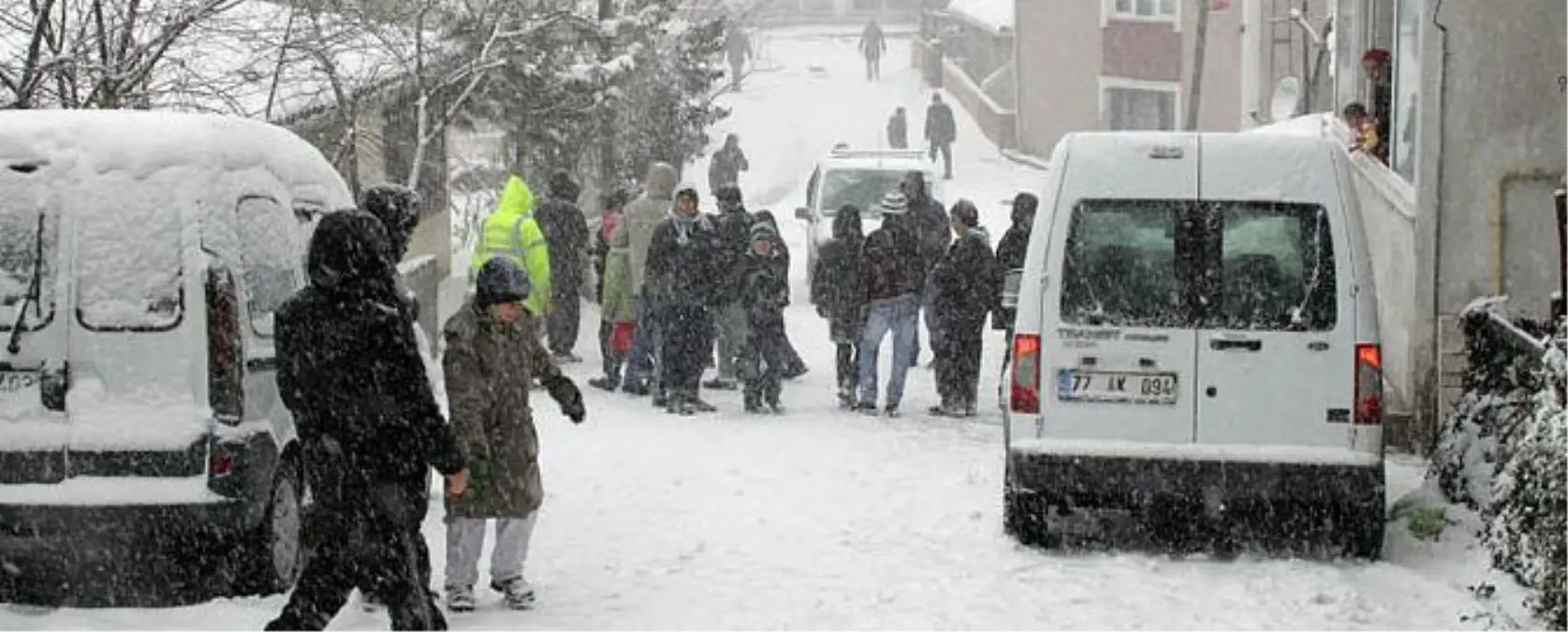 Buzlanan Yoldan Çıkamayan Araçların Yardımına Vatandaşlar Koştu