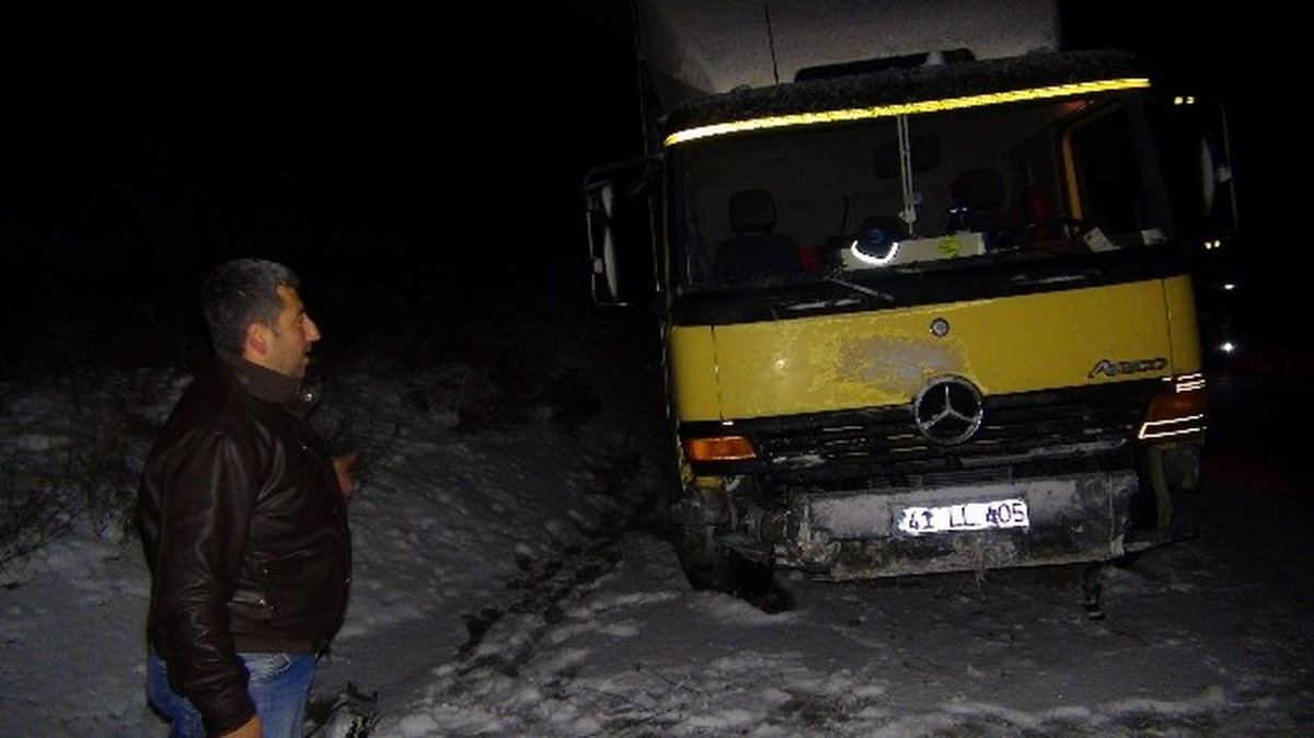 Buzlu Yolda Kayan Tır Yoldan Çıktı
