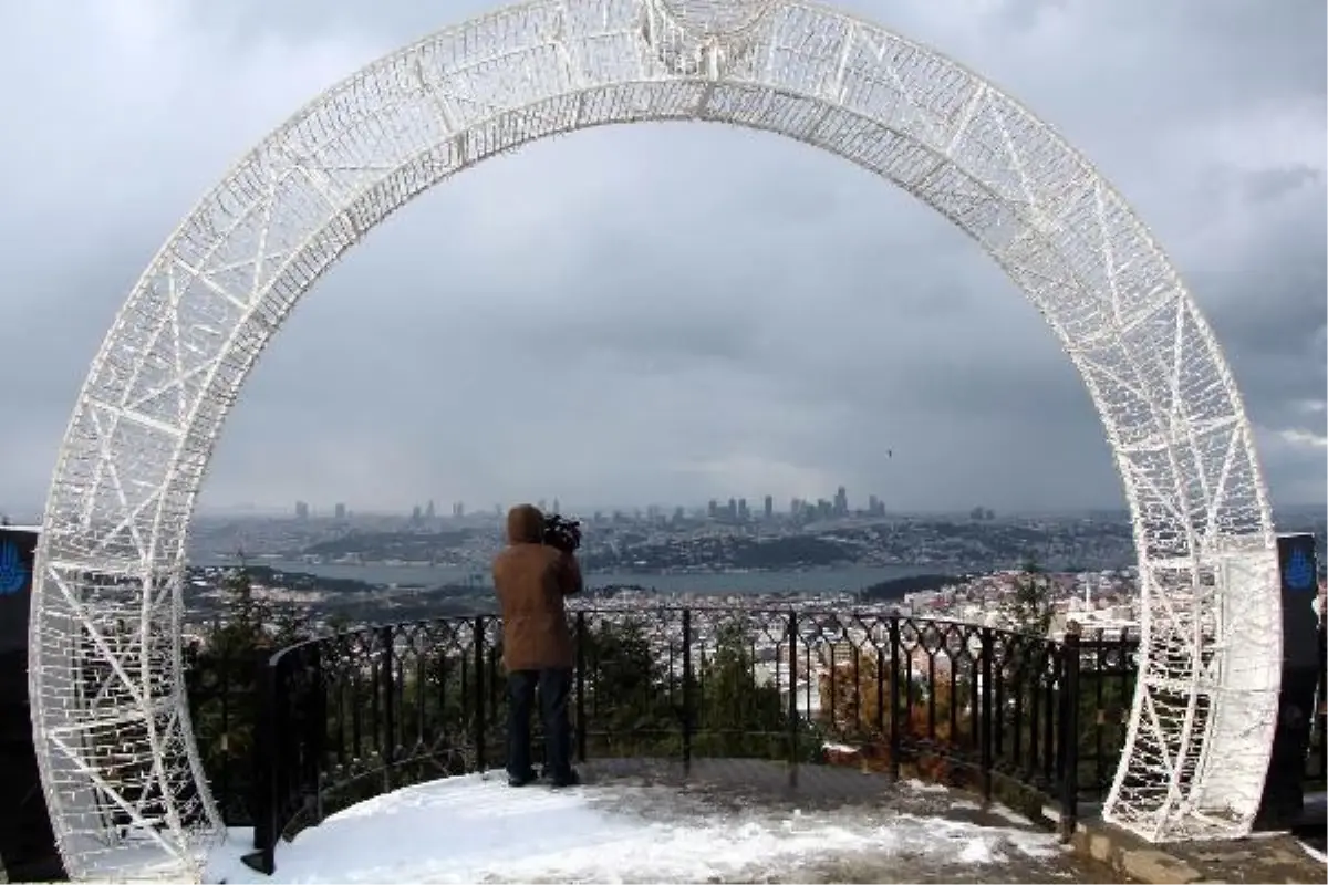 Çamlıca Tepesi\'nden Karlı İstanbul Manzarası