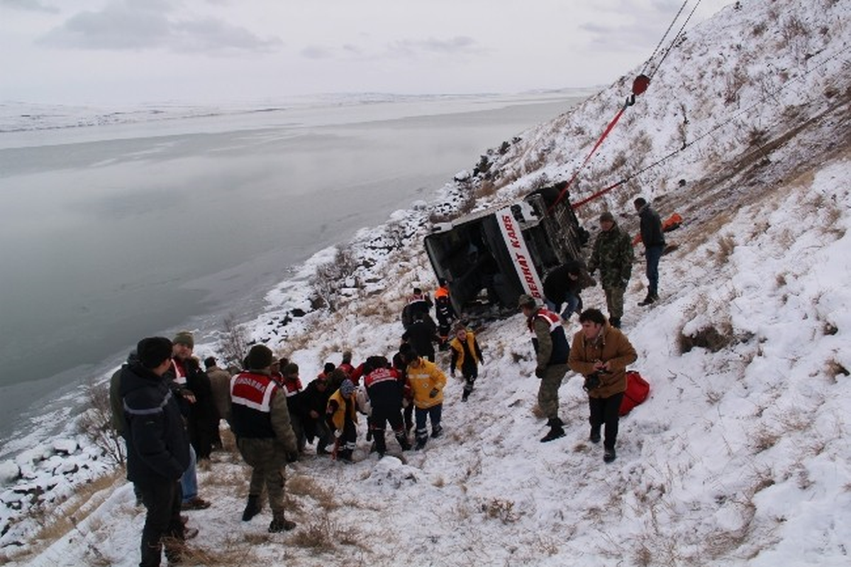 Çıldır\'da Otobüs Şarampole Yuvarlandı: 2 Ölü, 4 Yaralı