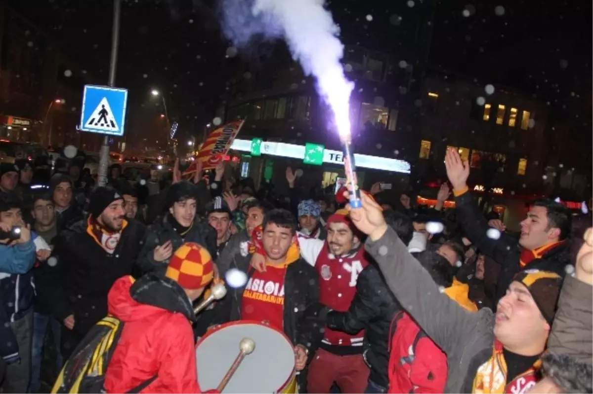 Erzurumlular Kar Yağışı Altında Galatasaray\'ın Galibiyetini Kutladı