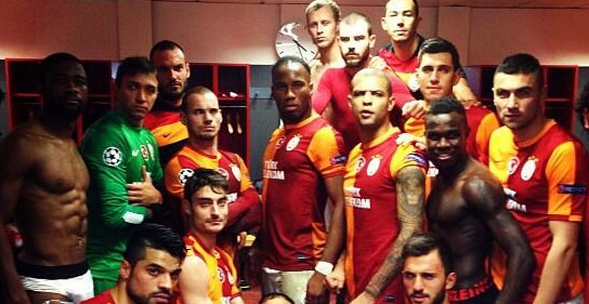 G.Saraylı Futbolcular Soyunma Odasında Galibiyet Pozu Verdi