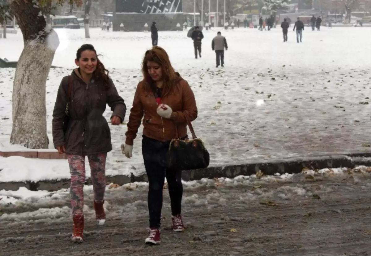 Gaziantep\'e Yılın İlk Karı Düştü