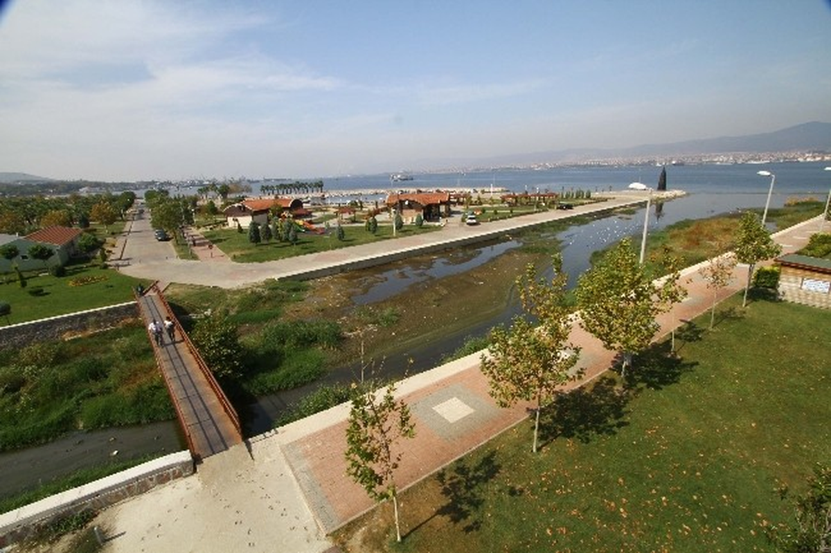 Gölcük\'te İki Dev Park Arasına Modern Köprü