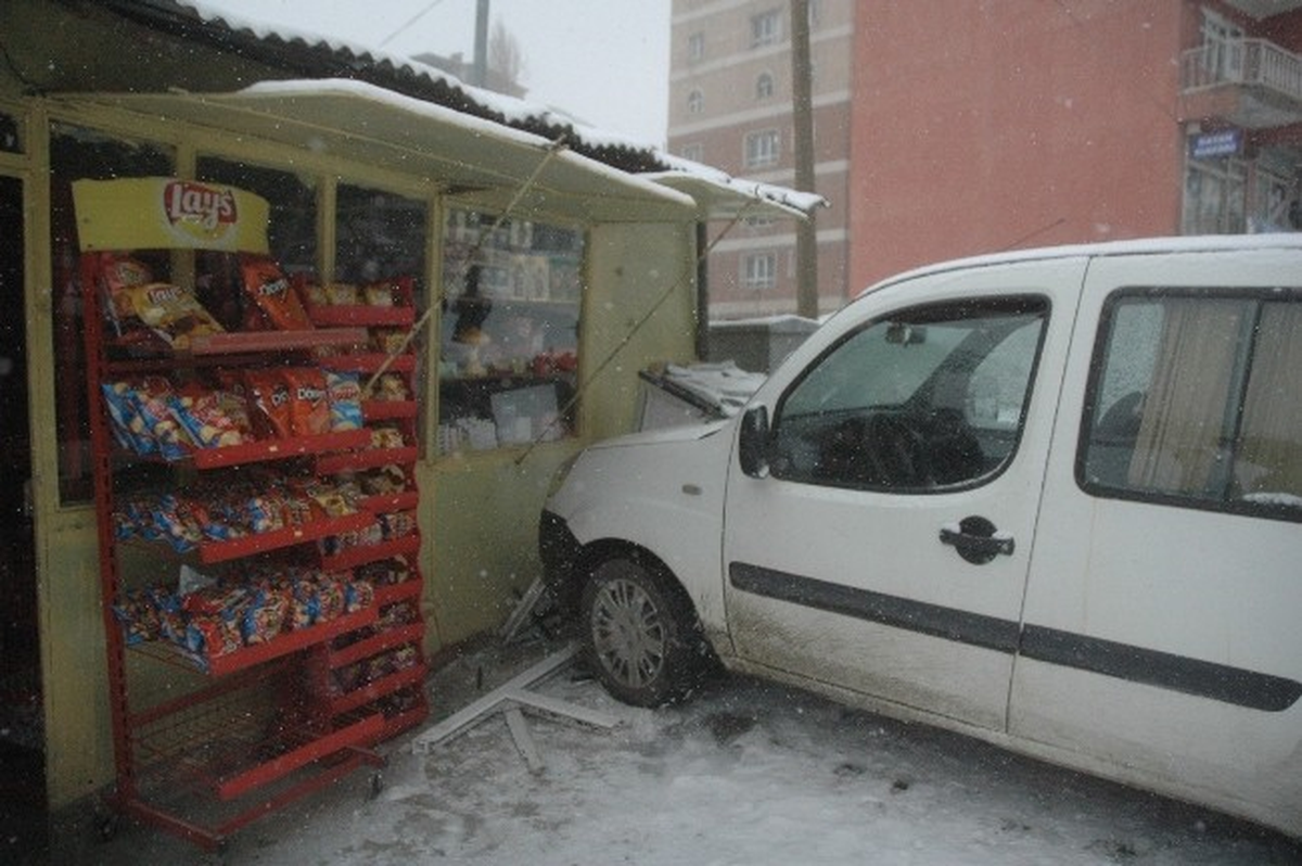 Hakkari\'de Yollar Buz Pistine Döndü