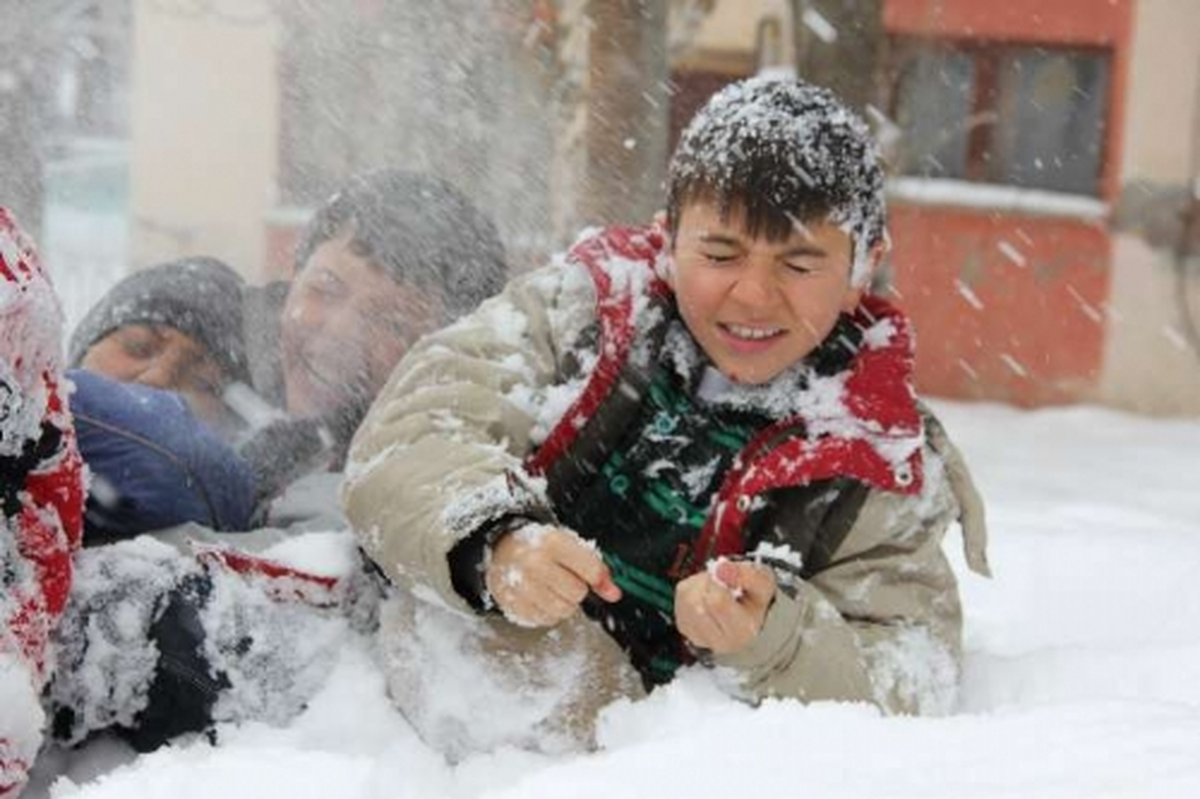 Hakkari ve Bitlis\'te Eğitime Kar Engeli