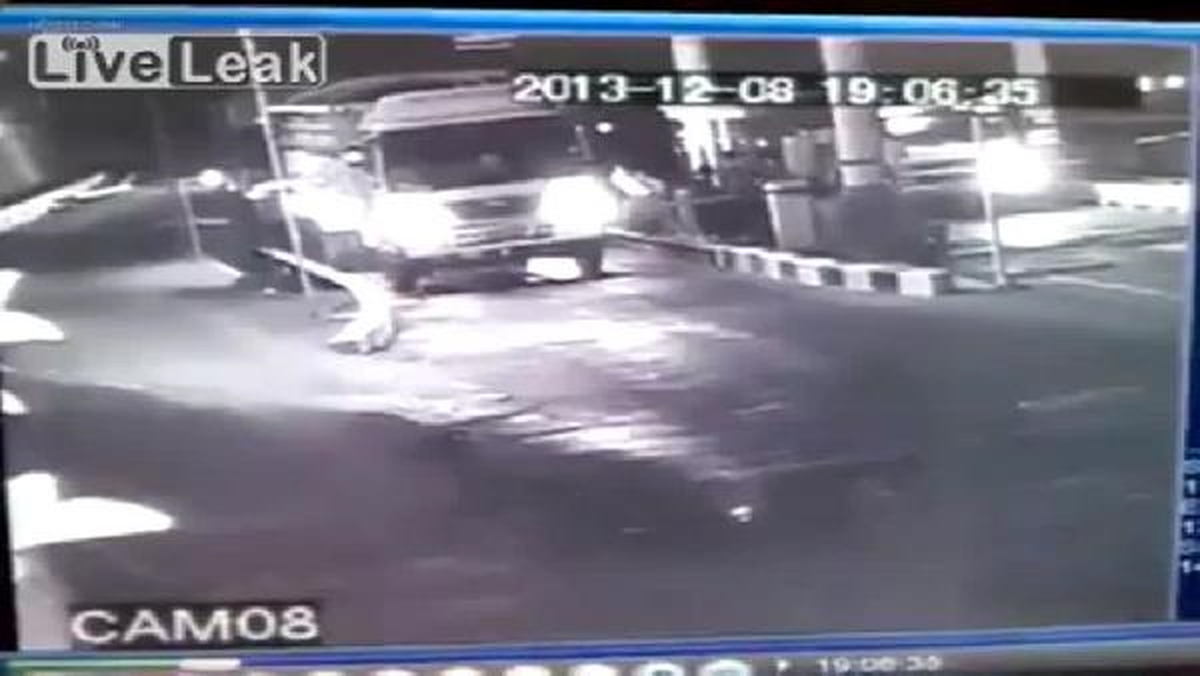 İki Motosikletin Kafa Kafaya Çarpıştıktan Sonra Kamyonun Altında Kaldılar