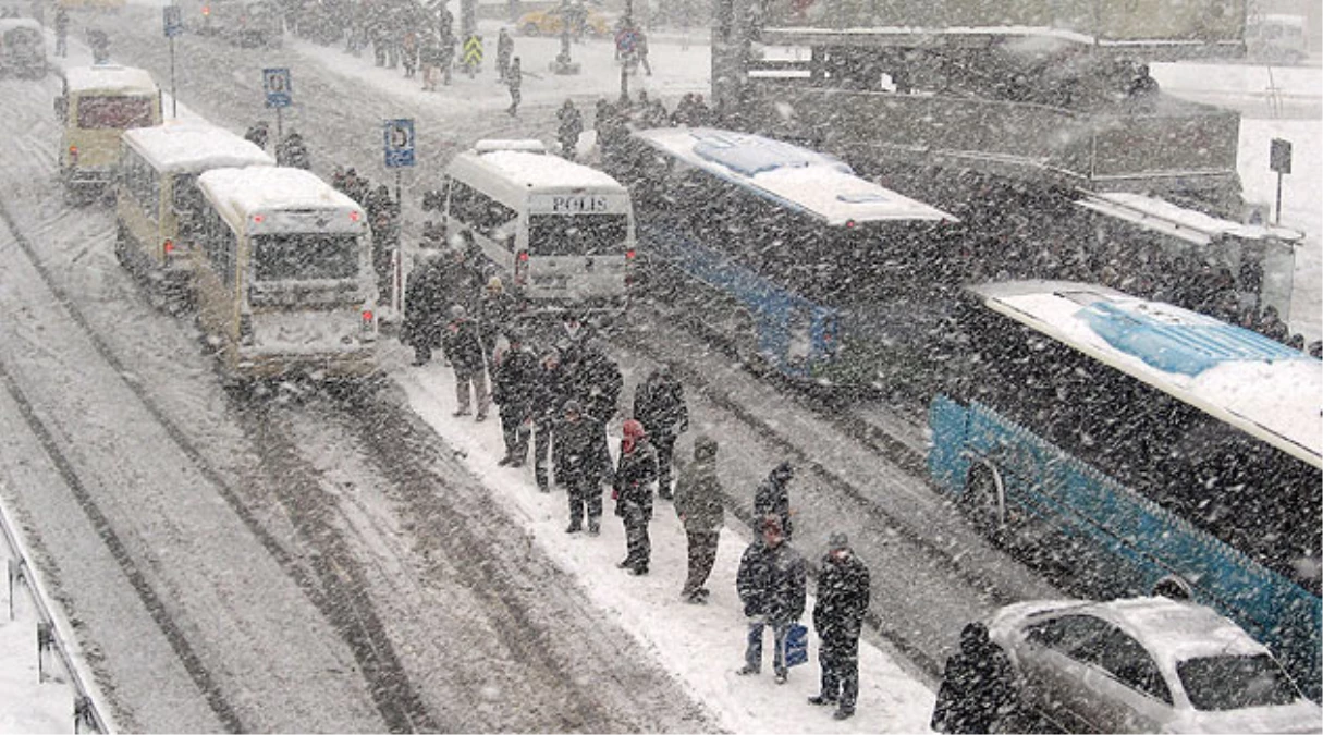 İstanbul\'da Etkili Olan Kar Yağışı Aralıklarla Devam Ediyor