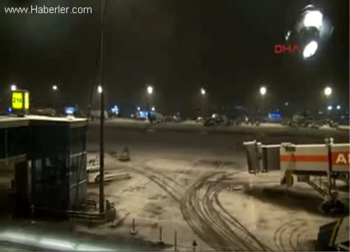 *istanbul\'da Gece Boyunca Devam Eden Kar Yağışı Hayatı Olumsuz Etkiliyor.