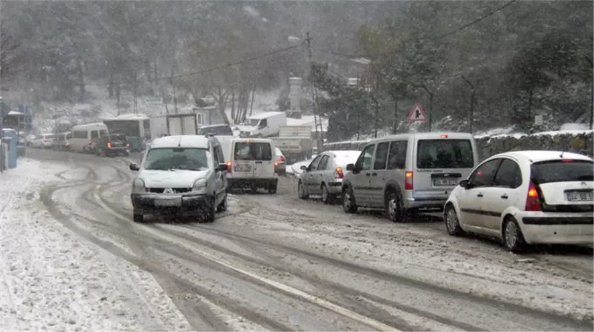 İstanbul\'da Yoğun Kar Yağışı Trafikte Zor Anlar Yaşattı