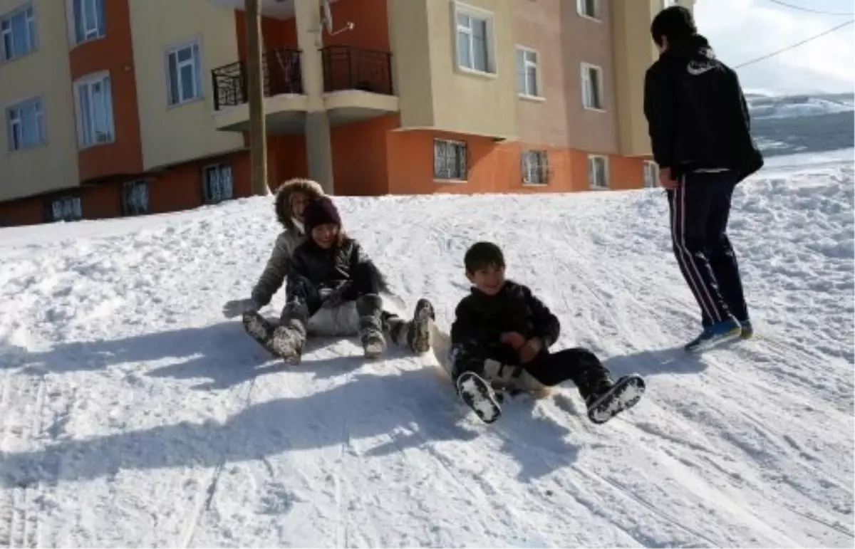 Kar Yağışı Çocukları Mutlu Etti