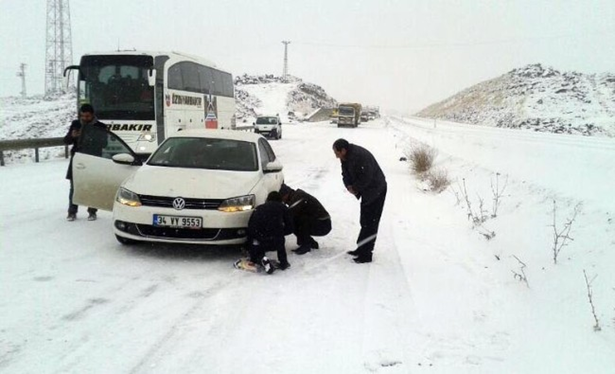 Kar Yağışı Diyarbakır\'da Hayatı Olumsuz Etkiledi