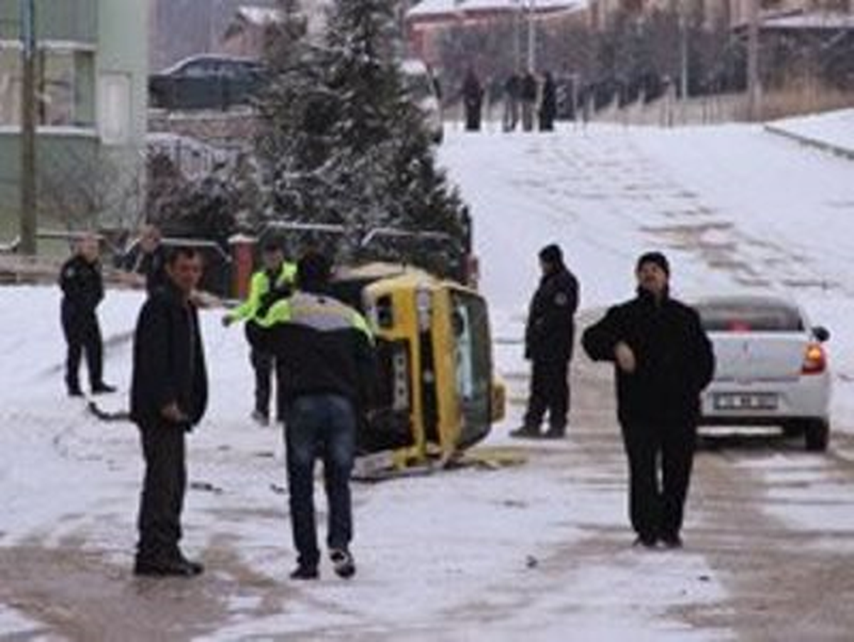Kar Yağışı ile Buz Pistine Dönen Yollar Kazaları da Beraberinde Getirdi