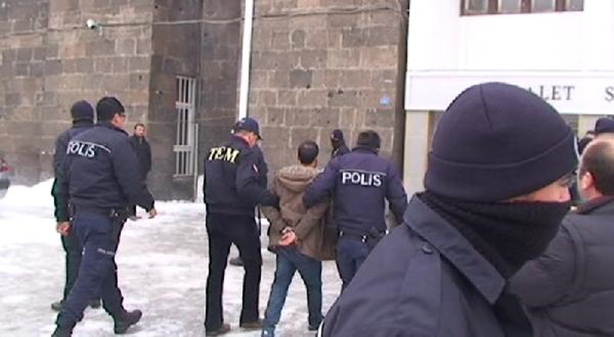 Kars\'ta Polise Şişe ve Taş Atan 11 Kişi Tutuklandı