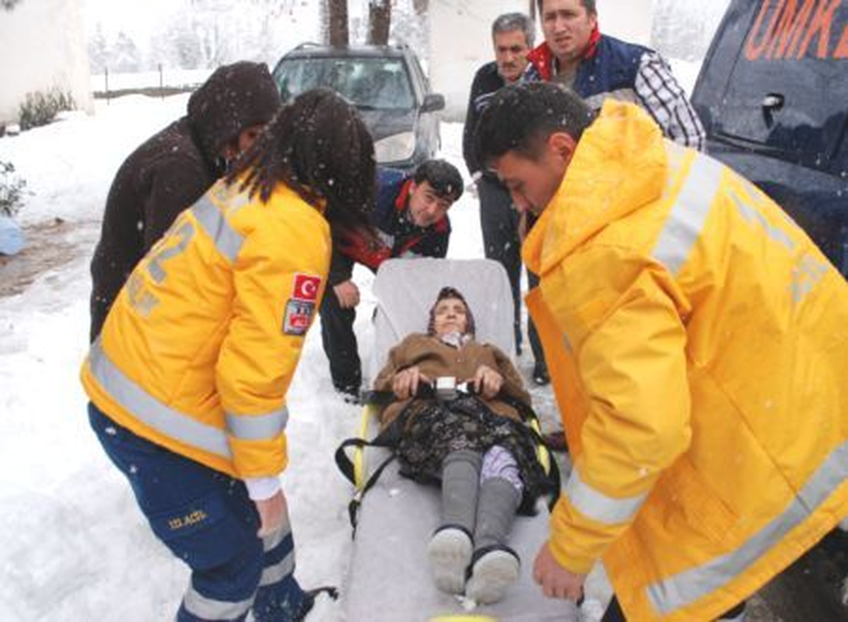 Karabük\'te Köyde Mahsur Kalan Hastaya UMKE Ulaştı