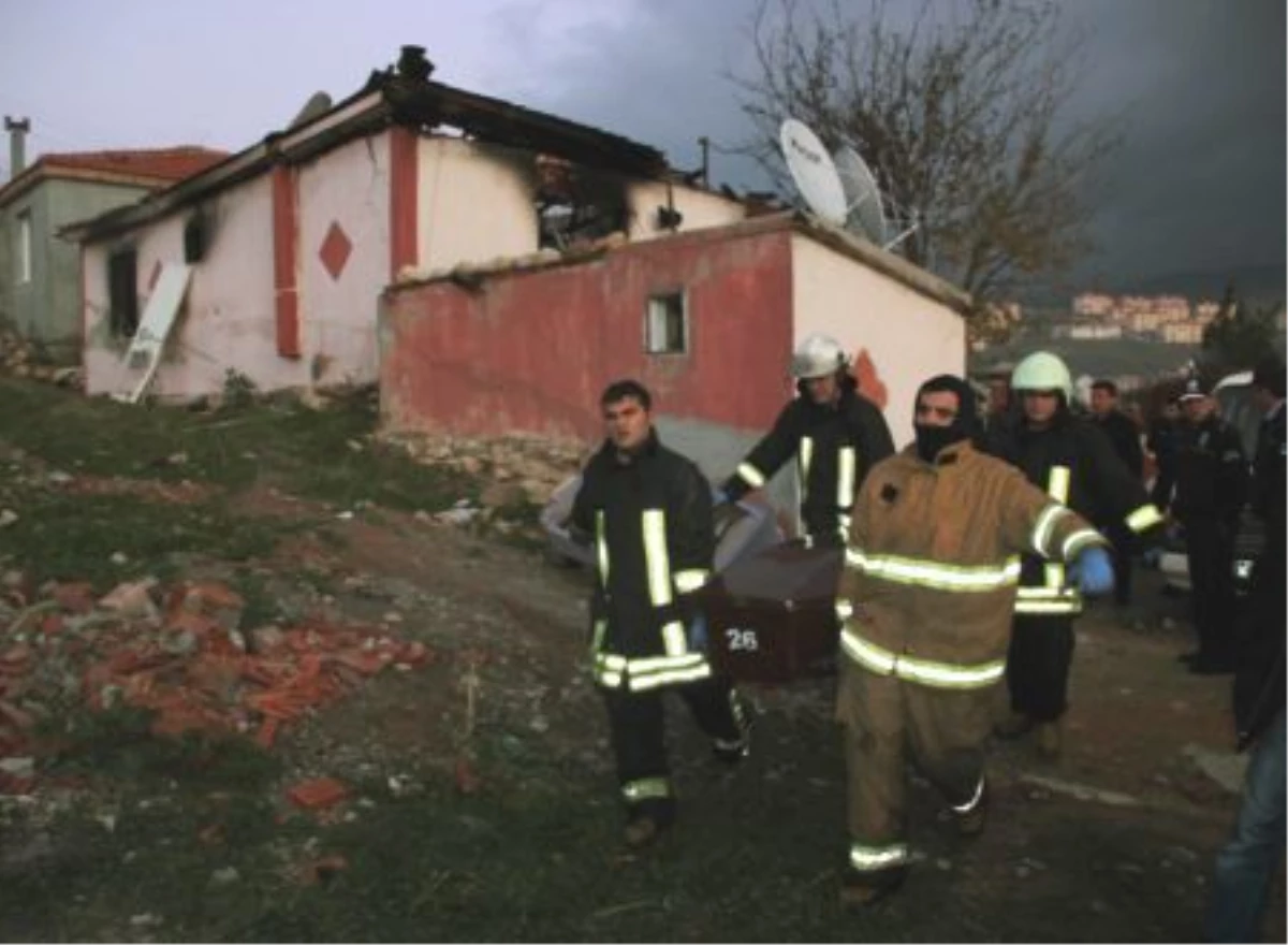 İzmir\'de Mutfak Tüpünün Patladığı Evde Yangın Çıktı: 2 Ölü