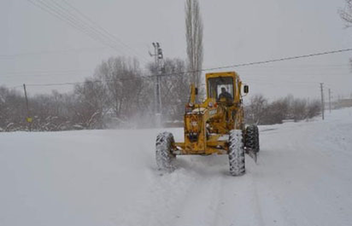 Niğde\'de Kar Yolları Kapattı