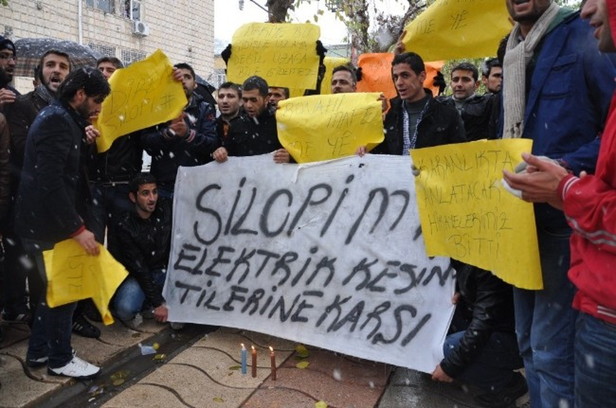 Öğrenciler Elektrik Kesintilerini Protesto Etti