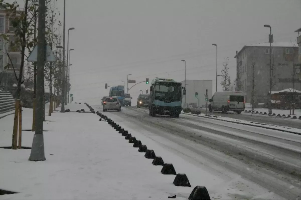 (Özel Haber) Buz Pistine Dönen Yolda Araçlar Adeta Dans Etti