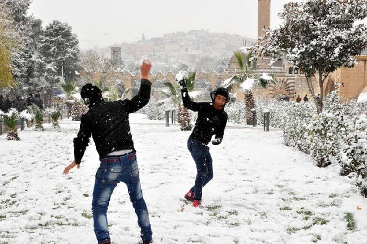 Şanlıurfa\'da Mevsimin İlk Karı Yağdı (2)