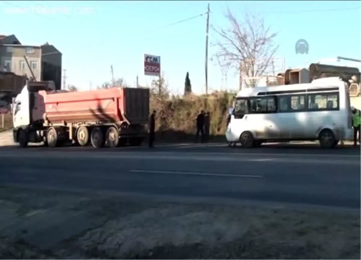 Tekirdağ\'da Servis Minibüsüyle Kamyon Çarpıştı: 4 Yaralı