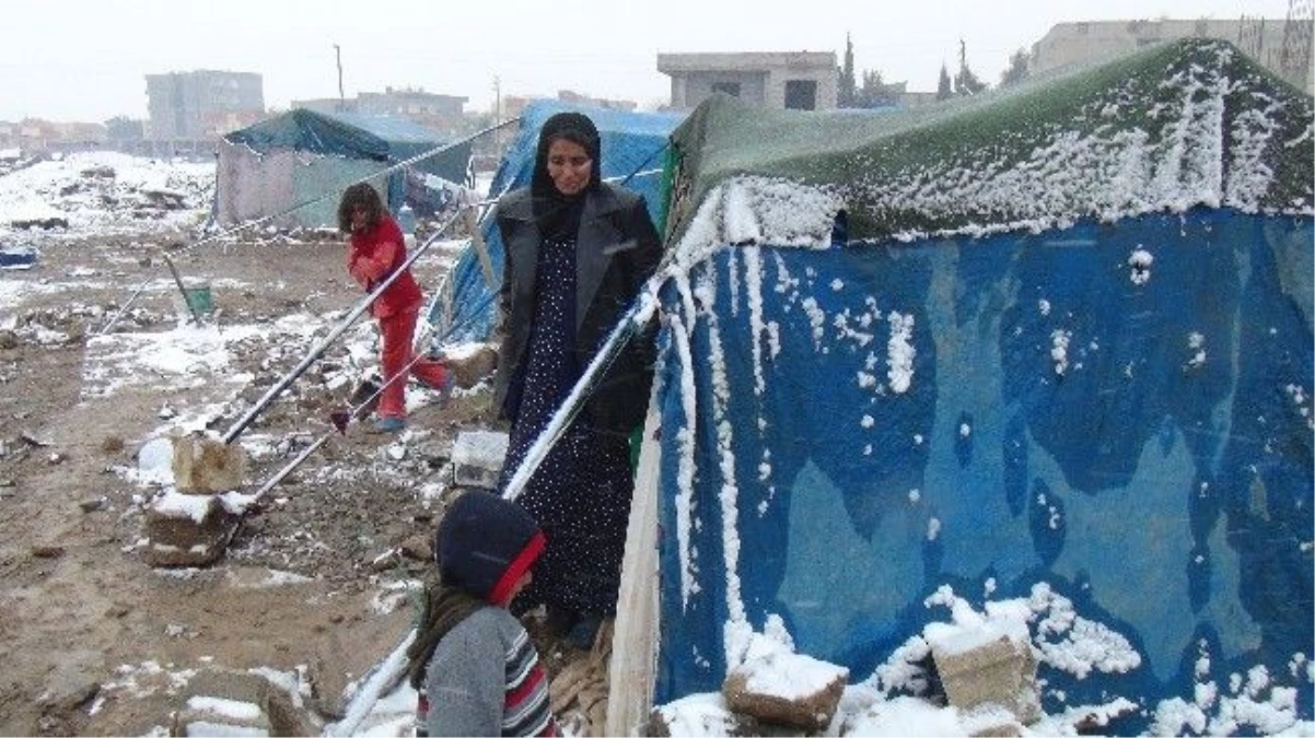 Suriye\'deki İç Savaştan Kaçan Mülteciler Kara Teslim Oldu