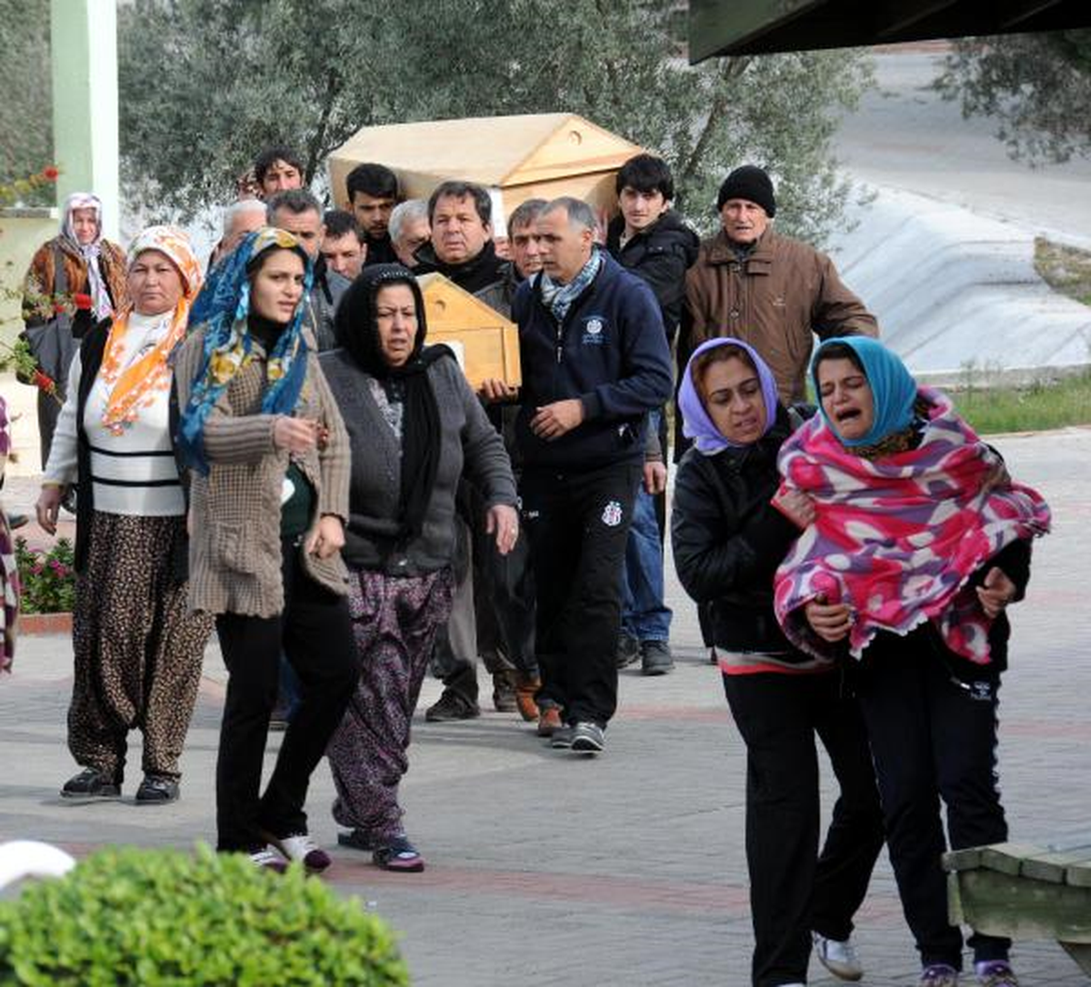 Bursa\'da Şofbenden Zehirlenen Anne ve 2 Kızı Toprağa Verildi