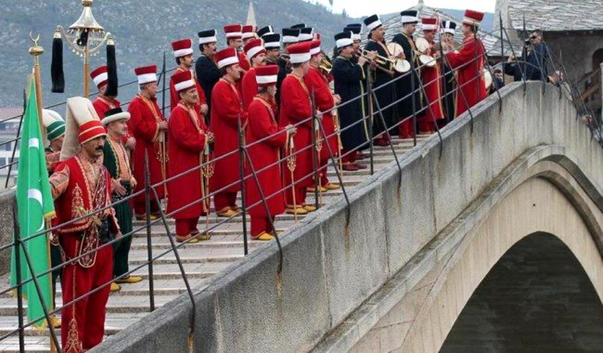 Tarihi Mostar Köprüsü\'nde Mehteran Geçişi