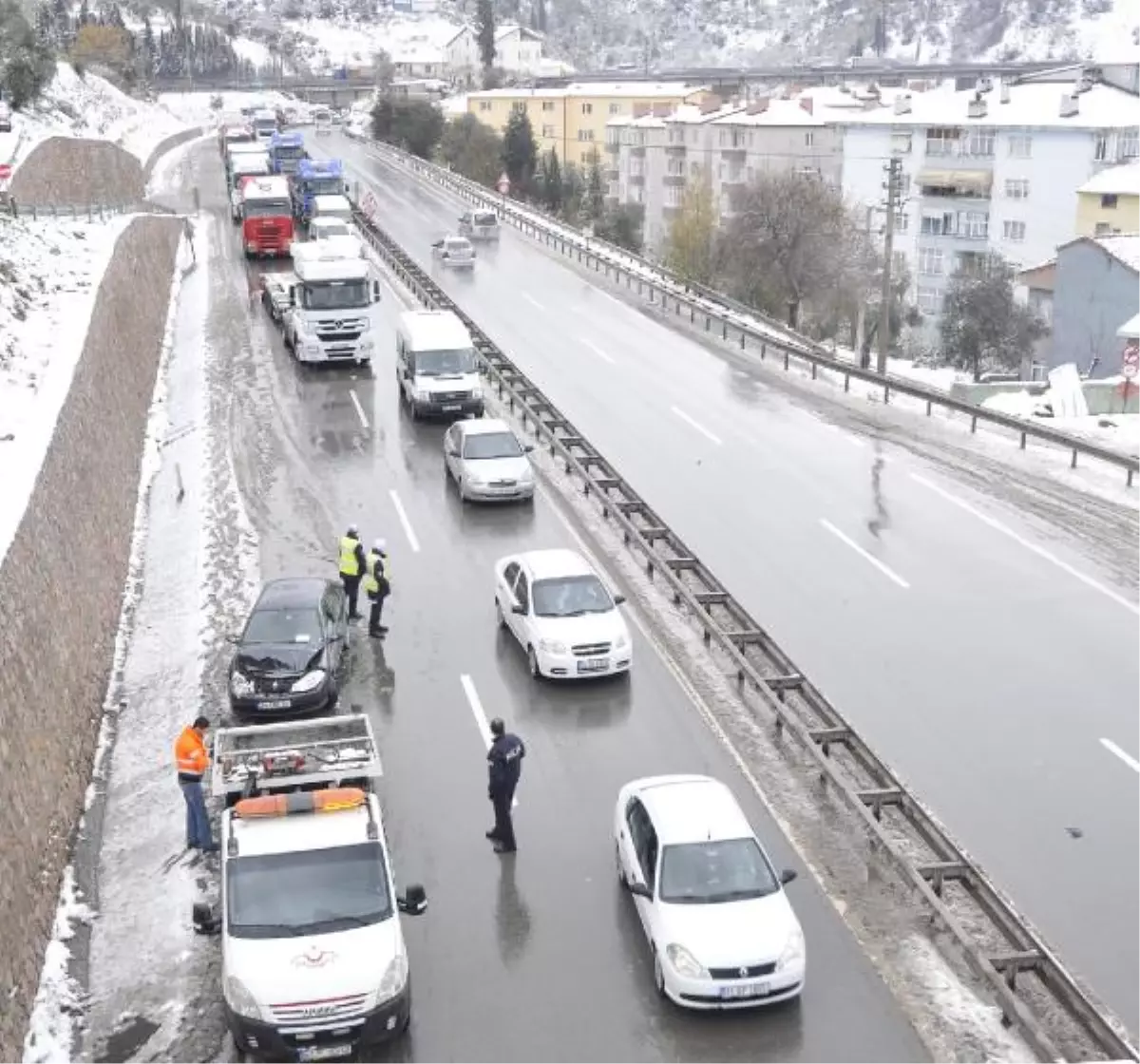 Tem ve D-100\'deki Kar Kazaları Trafiği Durdurdu